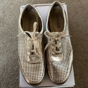 Worn In Box Chicos Gold Ladies Laced Shoes Size 8M